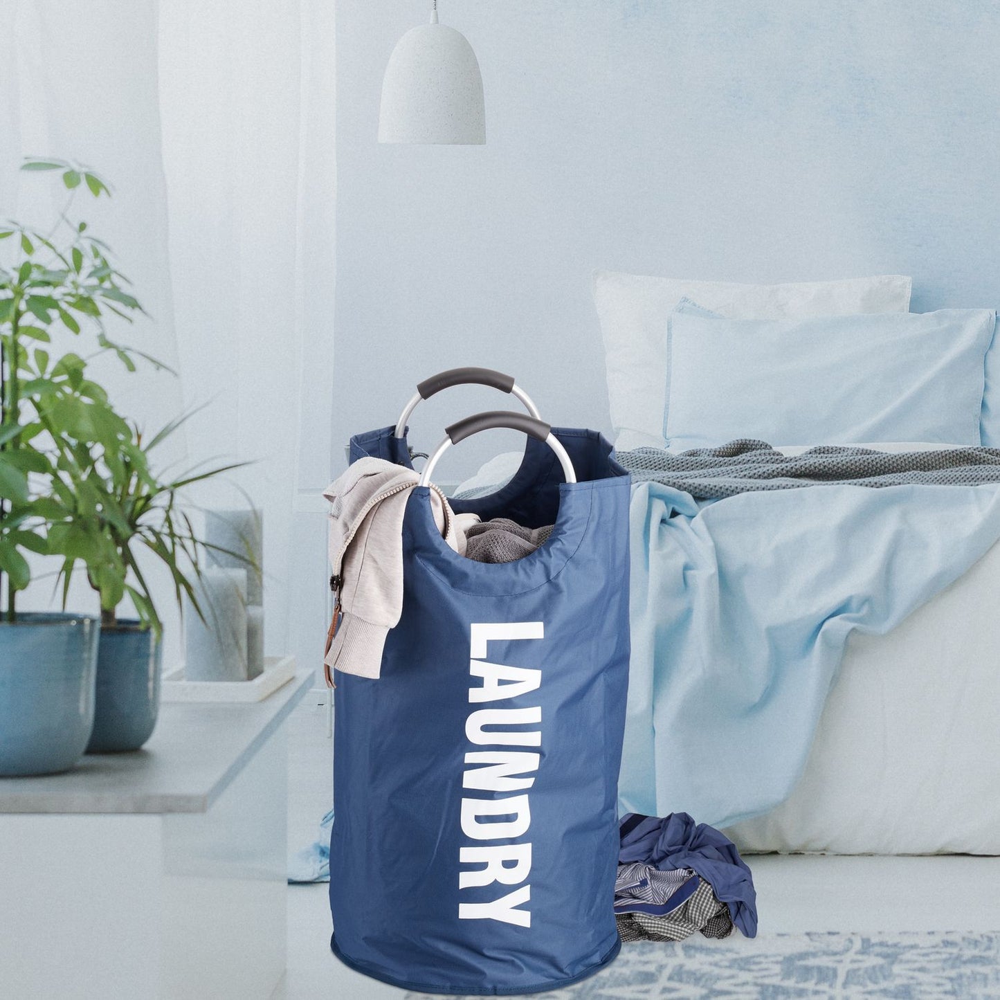 Collapsible laundry basket with handle