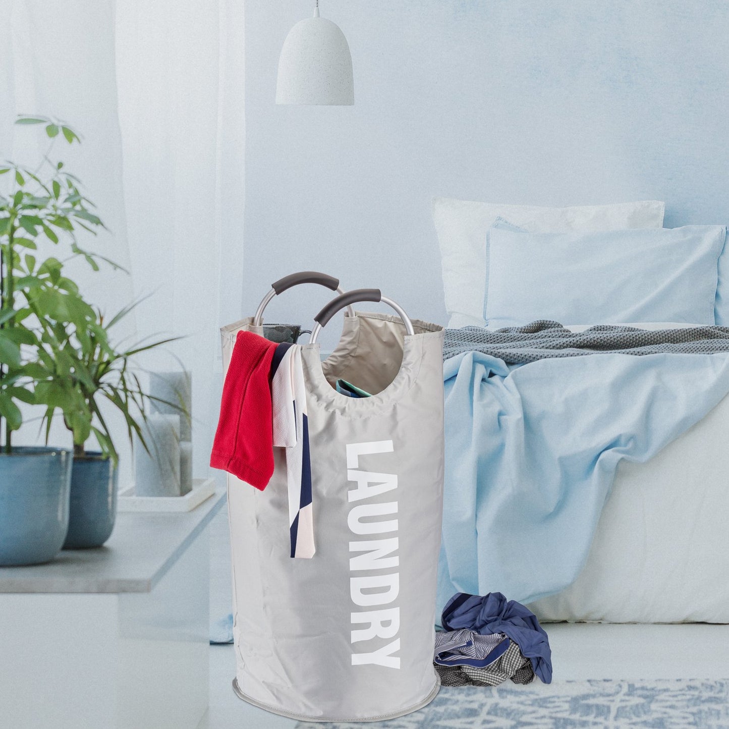 Collapsible laundry basket with handle