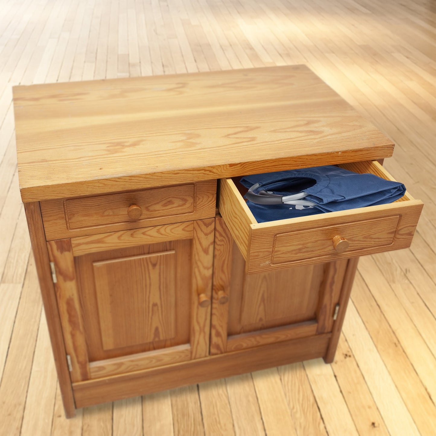 Collapsible laundry basket with handle