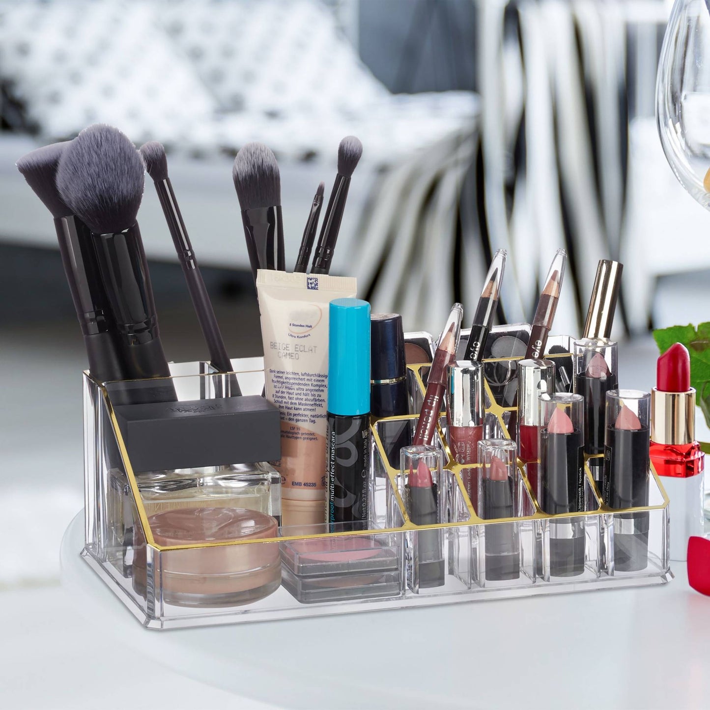 Cosmetic holder in acrylic