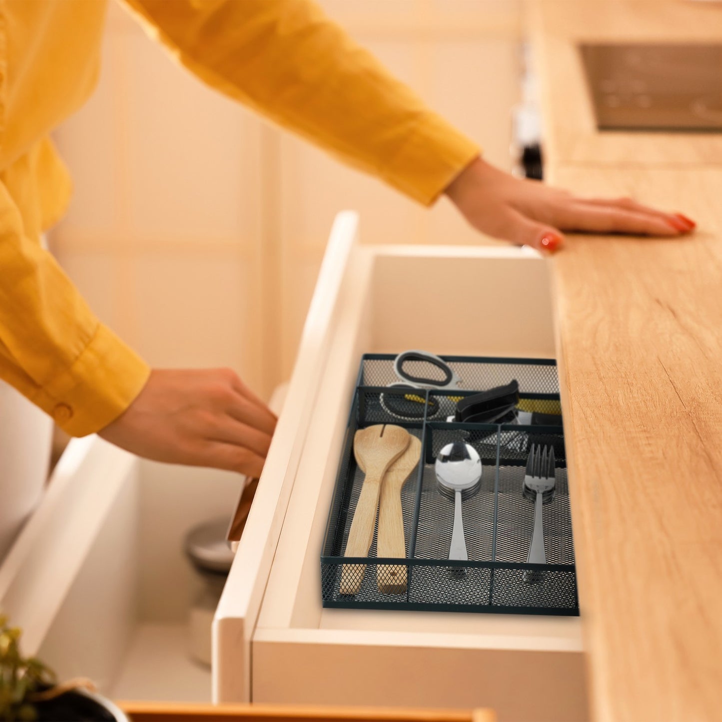 Cutlery tray for metal boxes