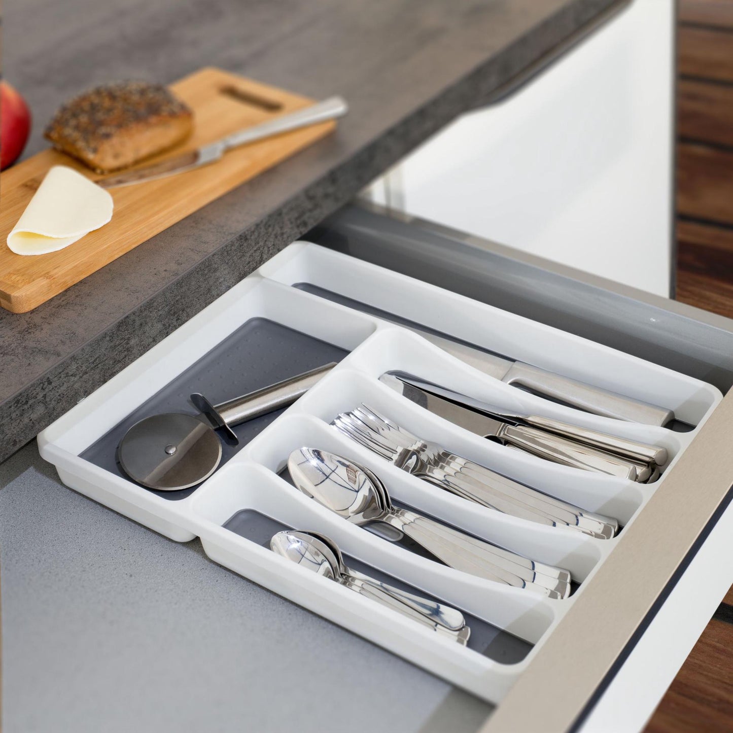 Cutlery tray for the drawer