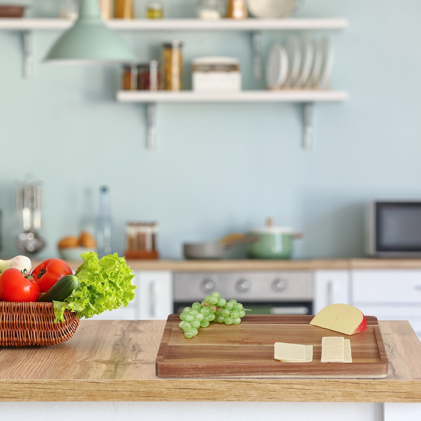 Cutting board in acacia wood