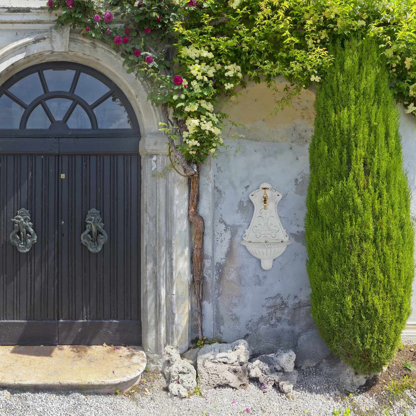 Decorative Cast Iron Wall Fountain with Tap