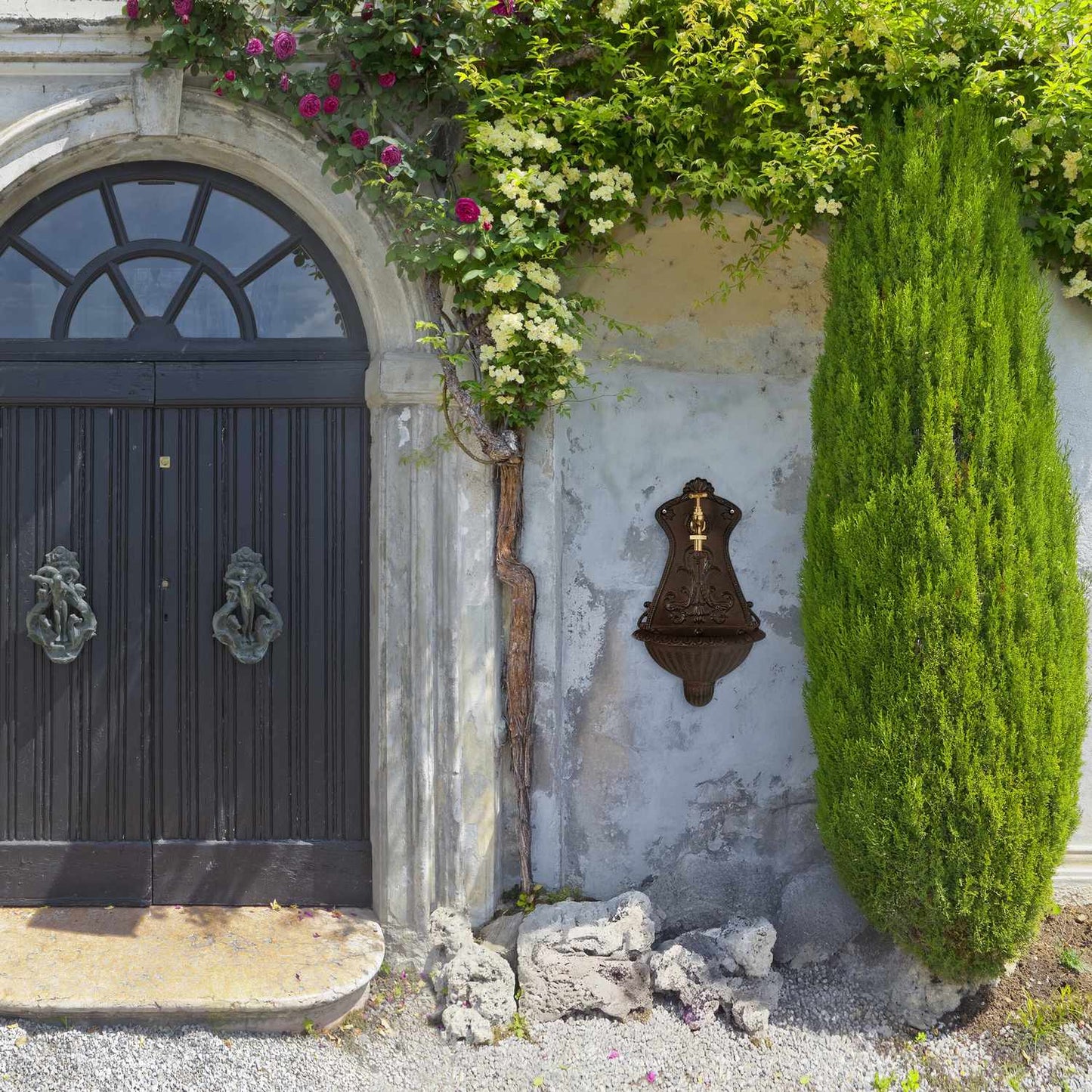 Decorative Cast Iron Wall-Mounted Garden Fountain