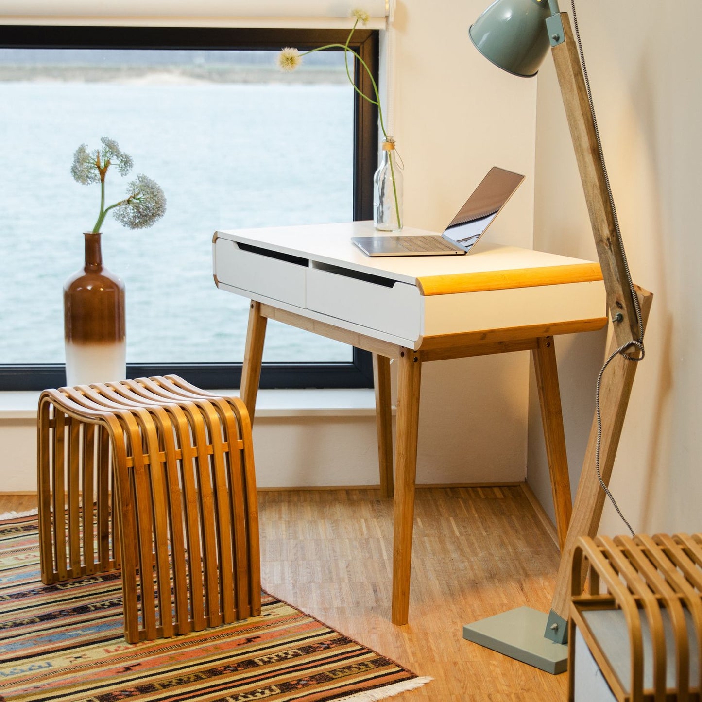 Desk with drawers in white