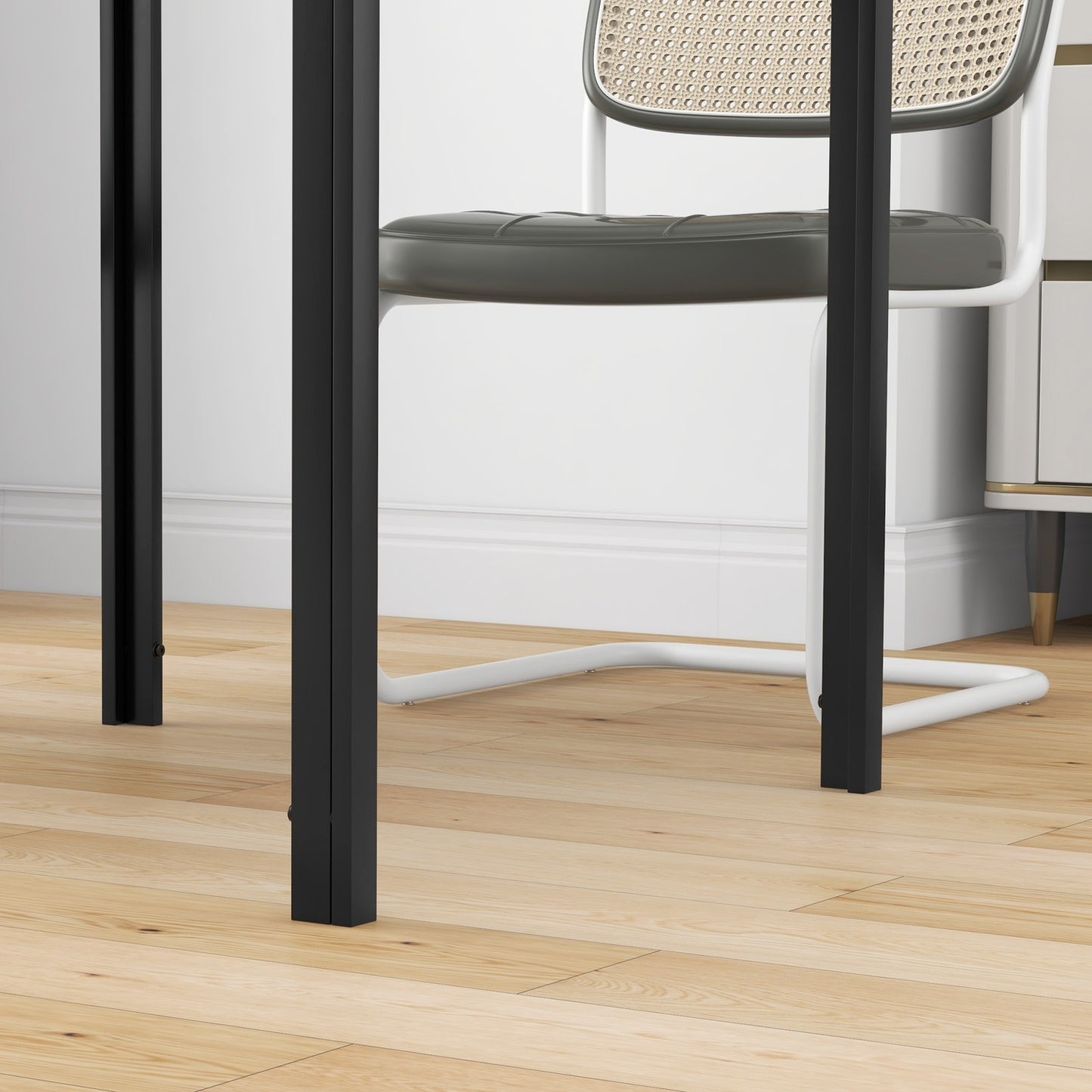 Square dining table in glass for 4.80 kg Capacity, Black