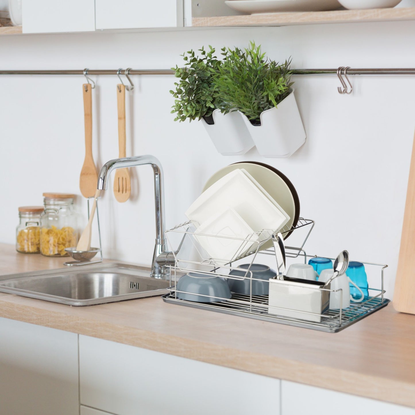 Dish rack with cutlery basket
