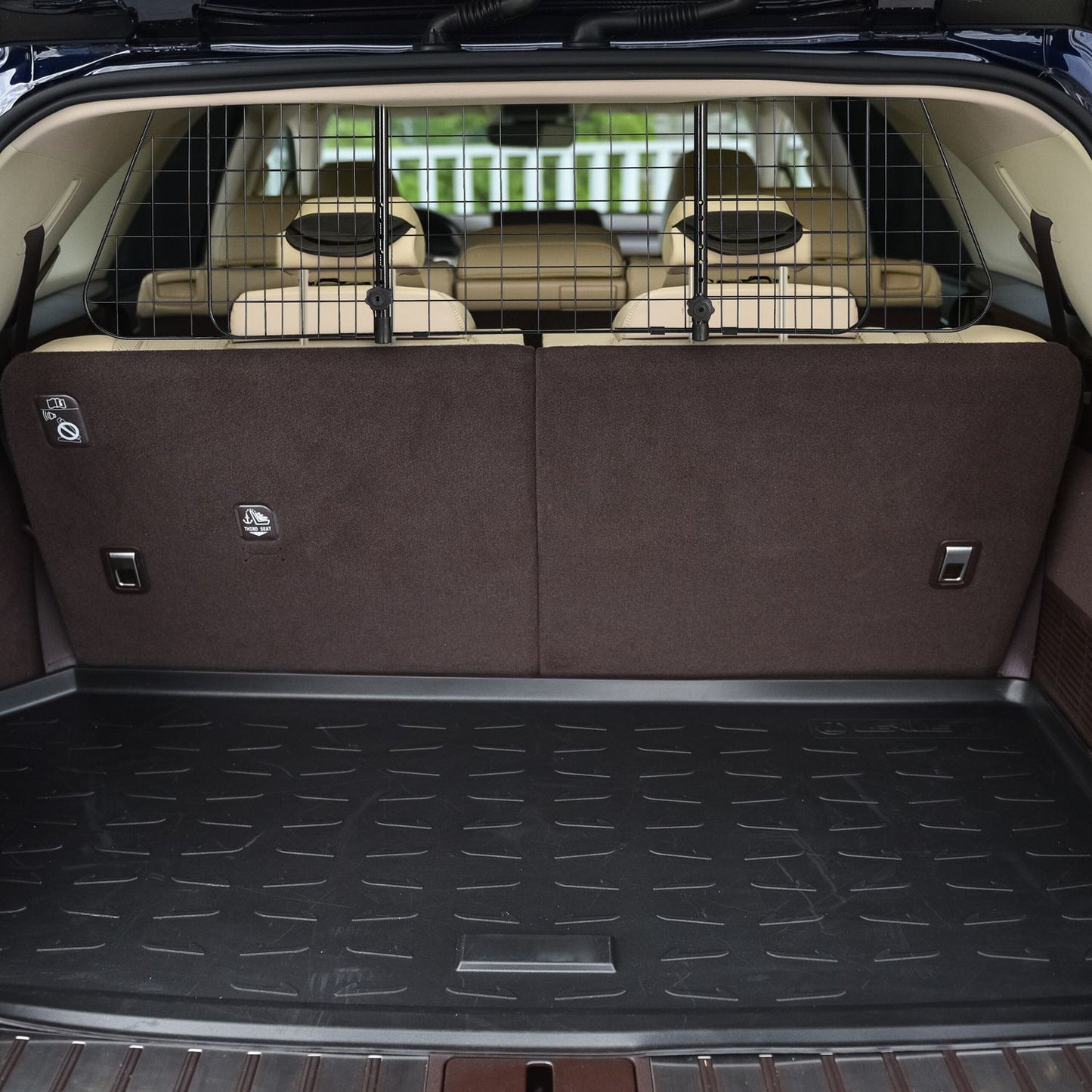 <p>Ensure safe and stylish travel with this dog safety gate, designed for secure transport and easy installation in your car's luggage compartment.</p>

<ul>
<li>Mount easily to head restraints for quick setup.</li>
<li>Ensure safe transport for pets duri