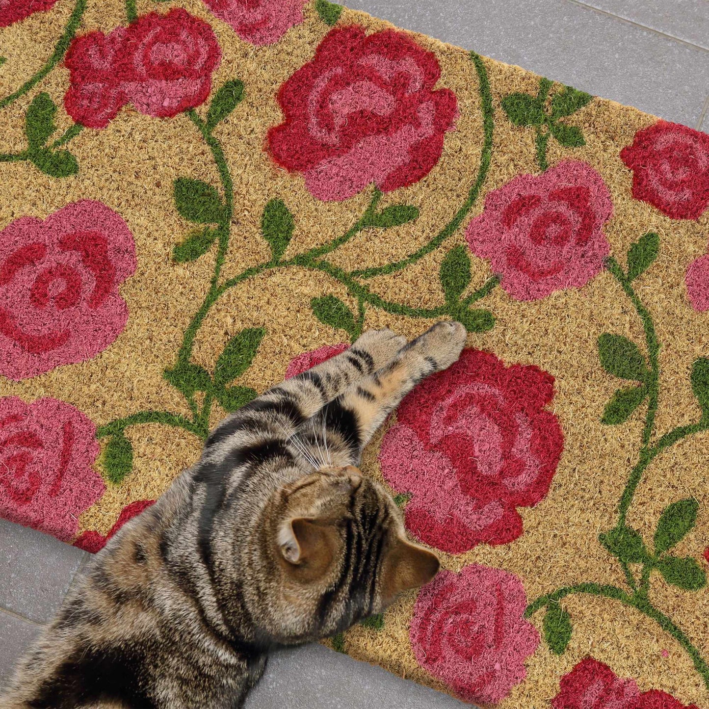 Door mat made of coconut fiber with beautiful roses