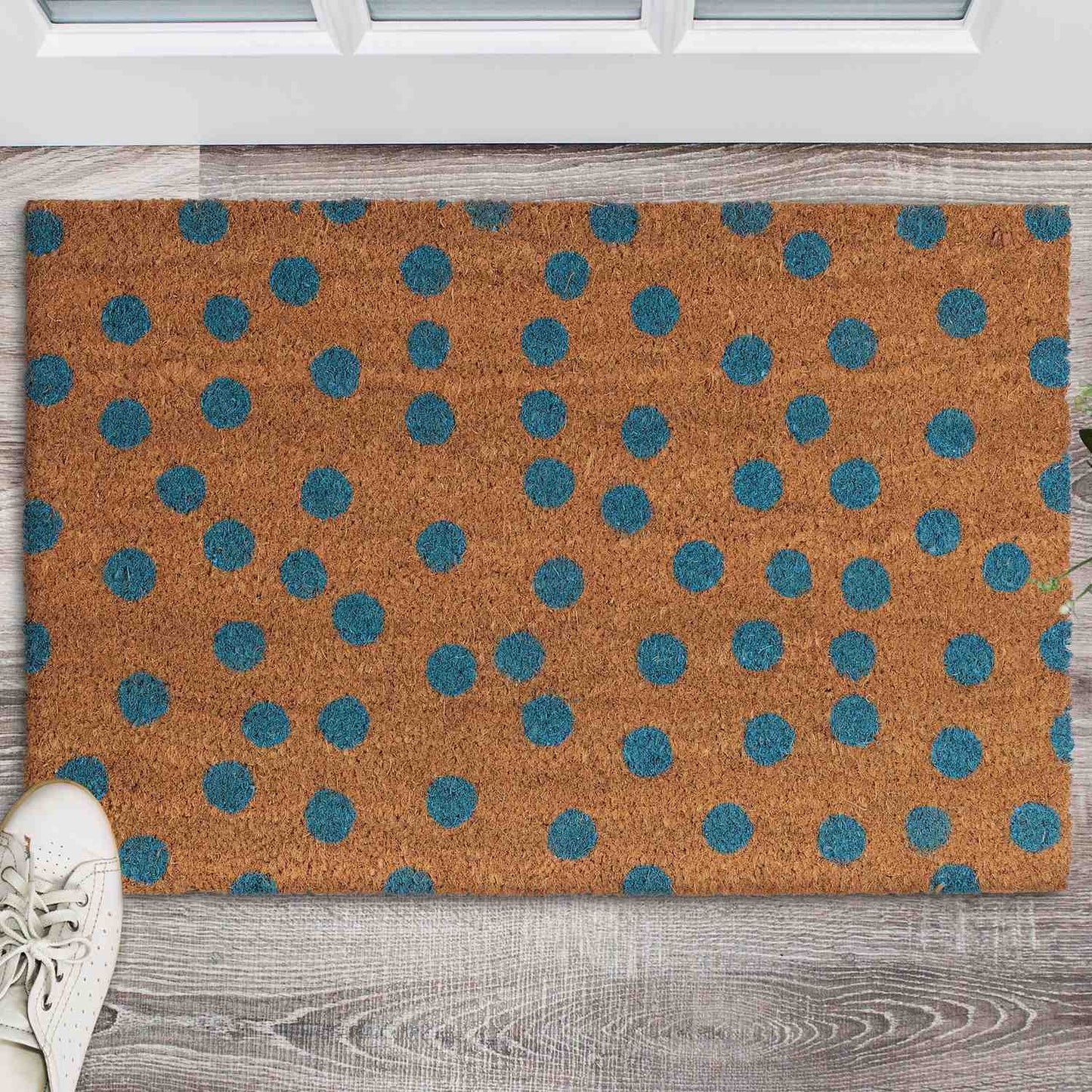 Dotted coconut fiber doormat