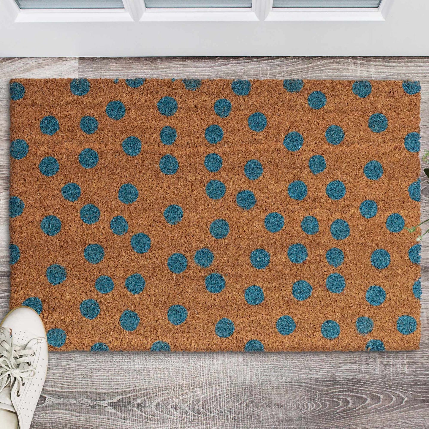 Dotted coconut fiber doormat