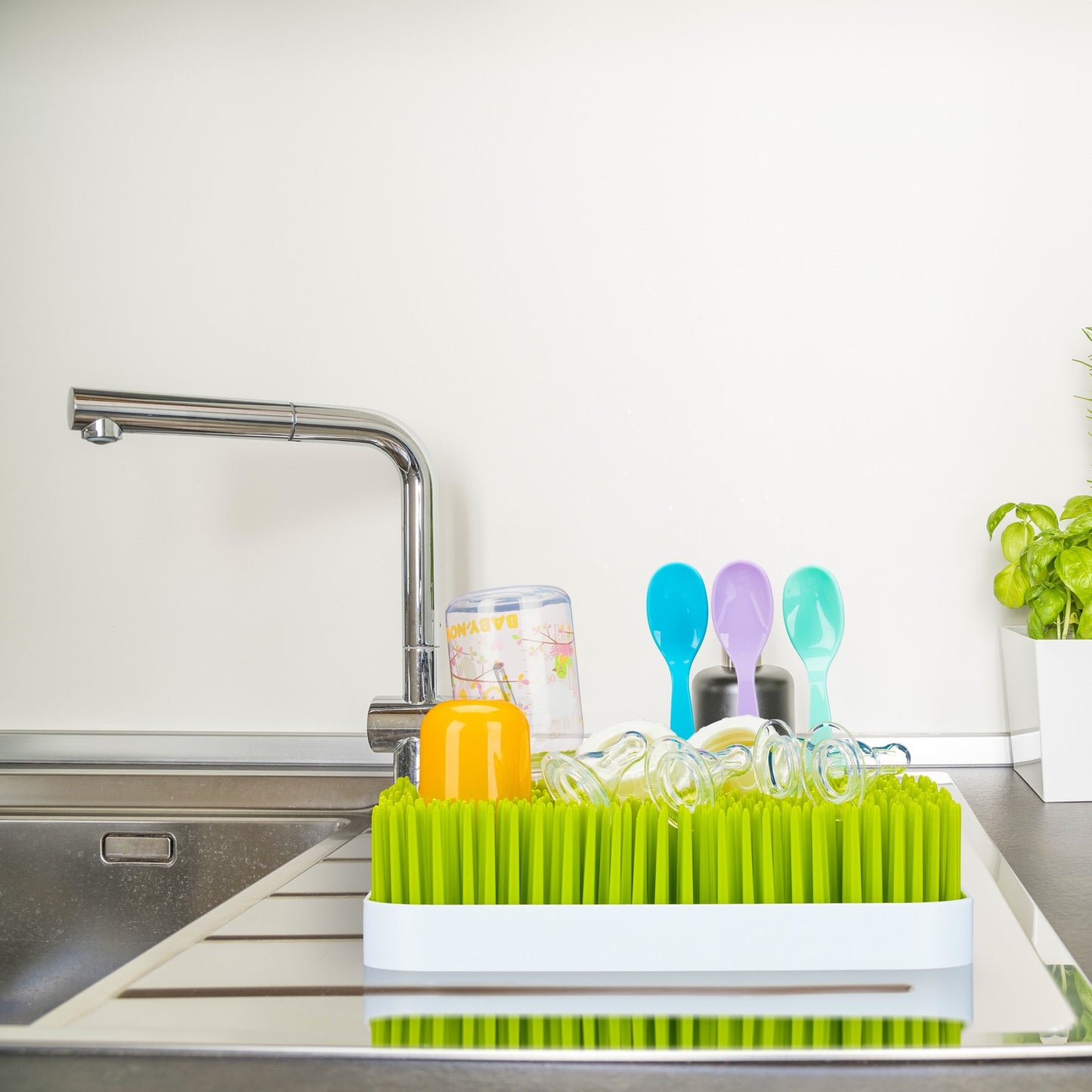 Dropper stand for baby bottle