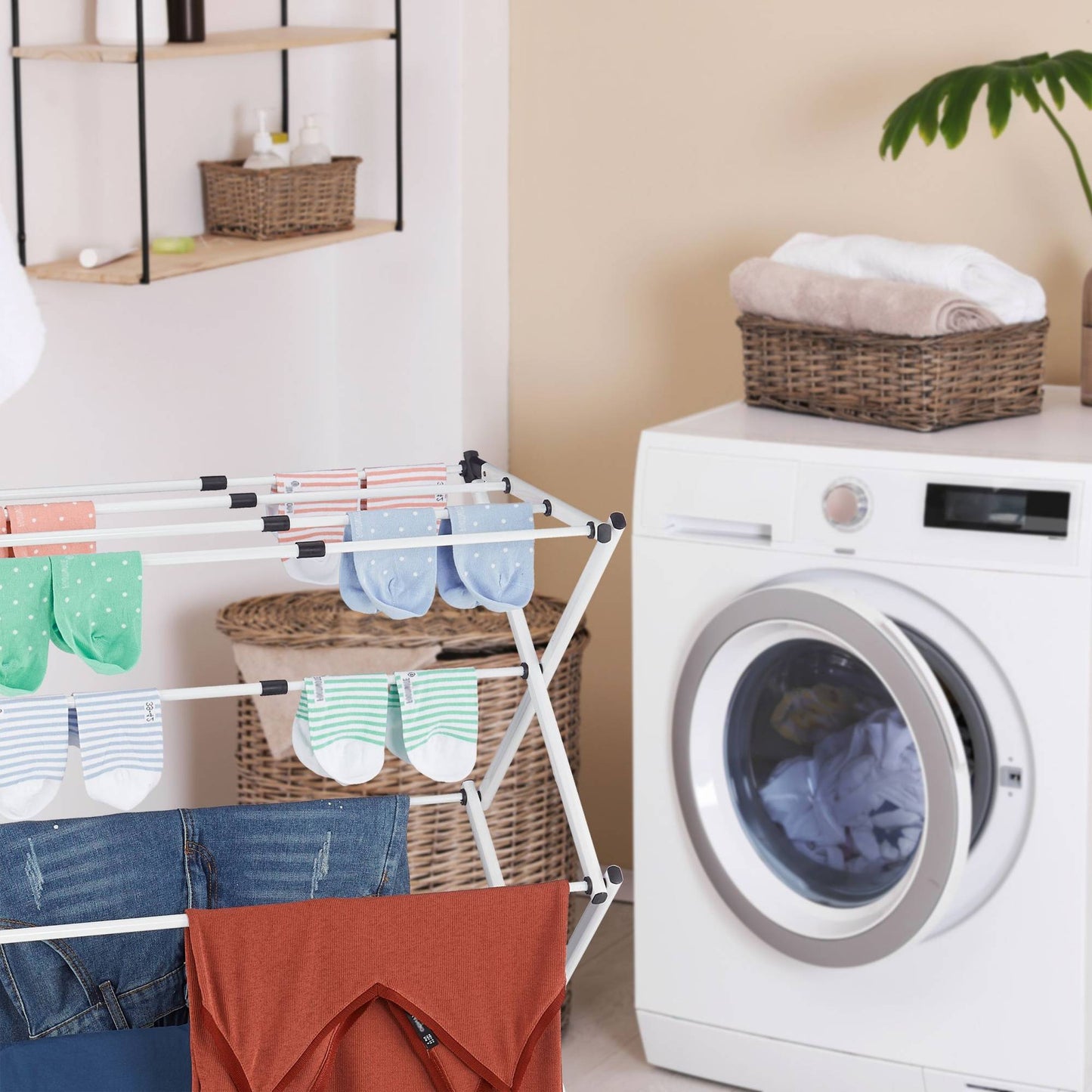 Extendable and foldable drying rack