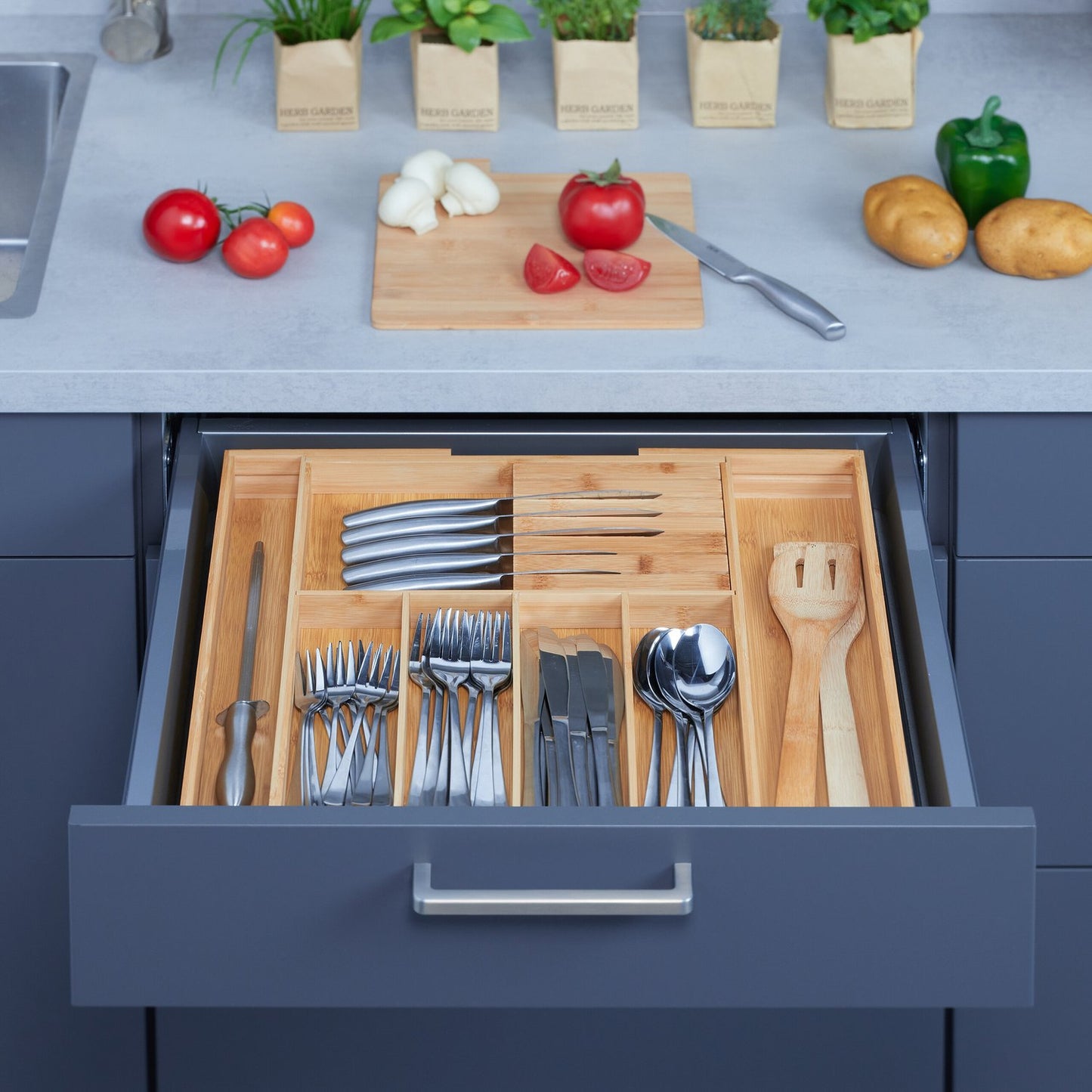 Extendable bamboo cutlery tray