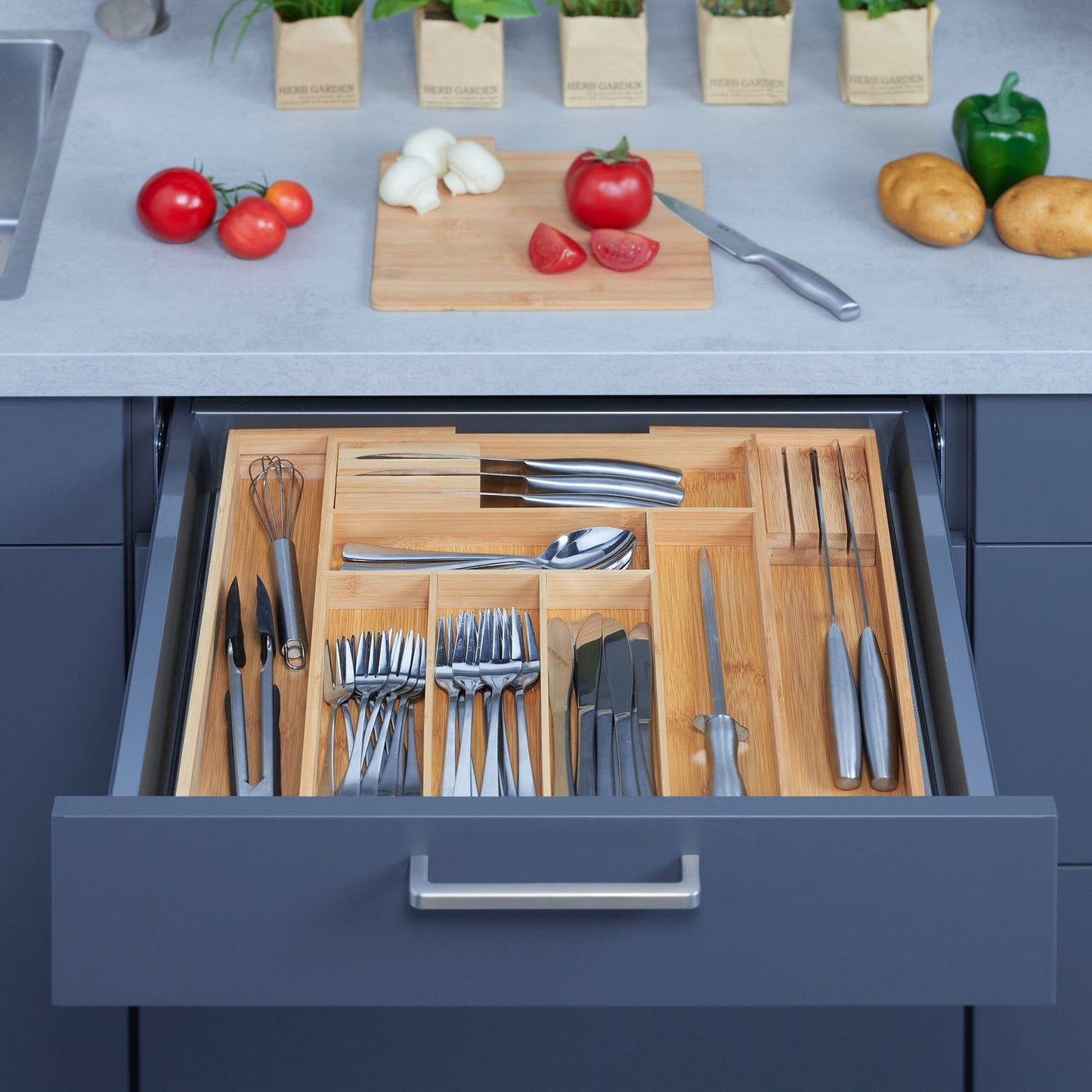 Extendable bamboo cutlery tray
