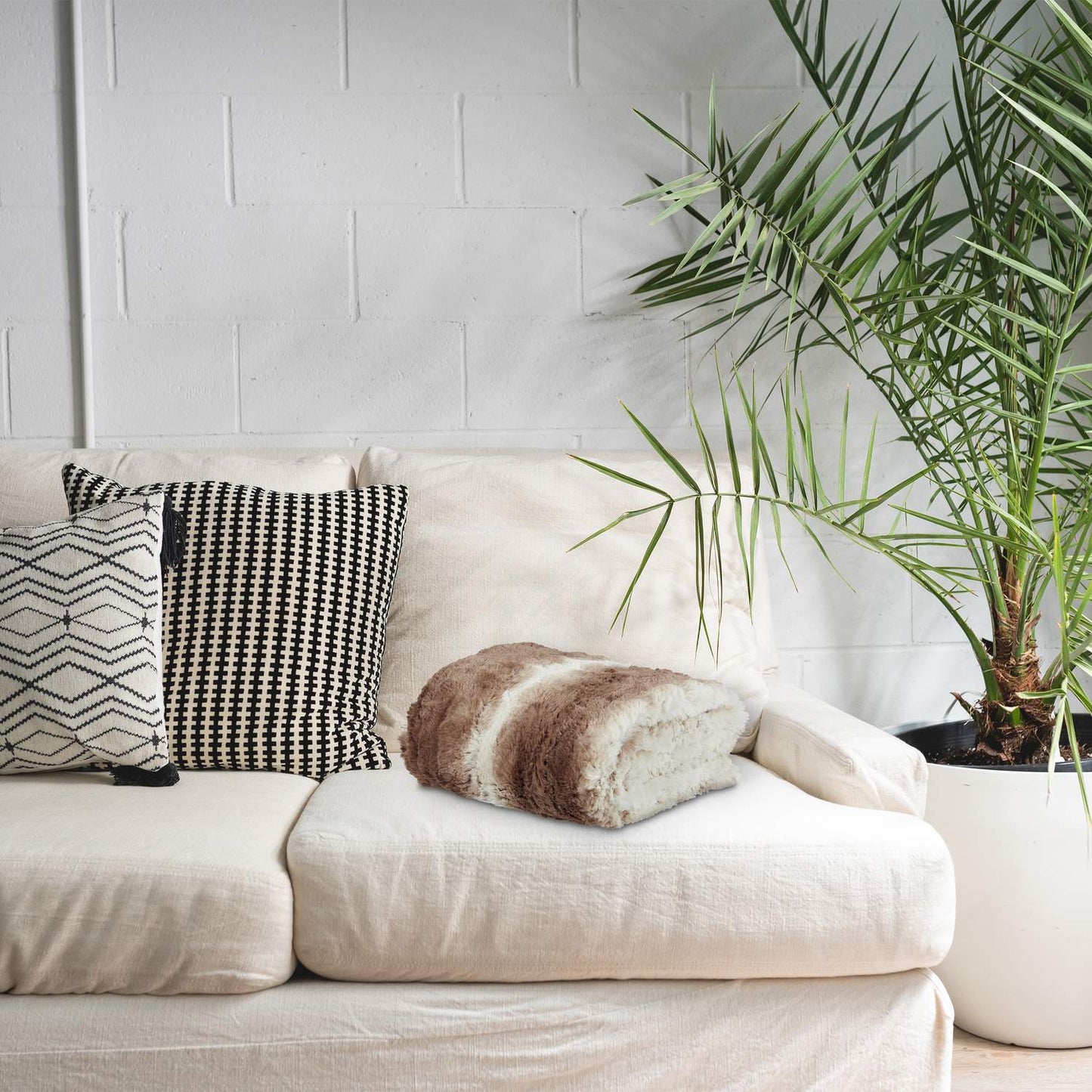 Faux fur blanket in brown