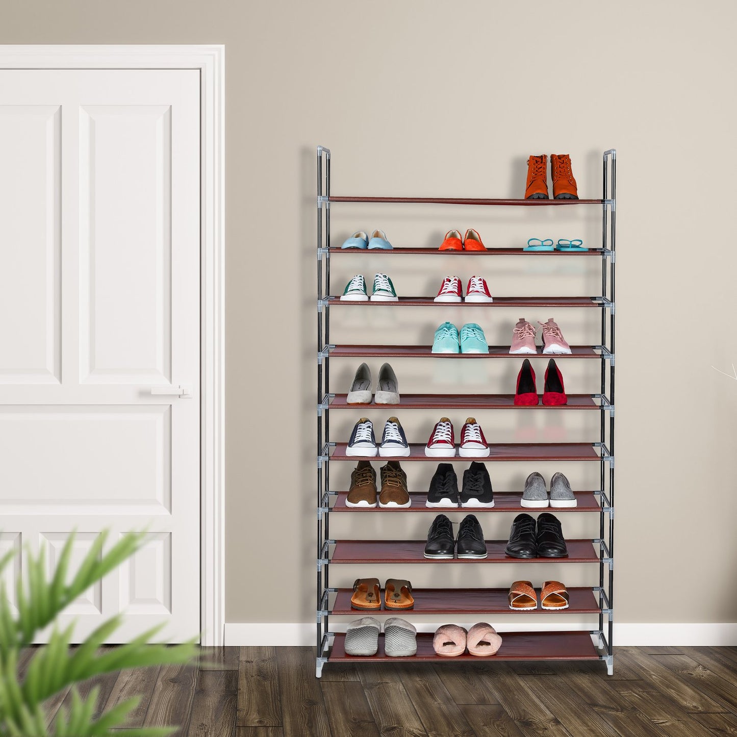 Feeding station for dogs can be raised and lowered