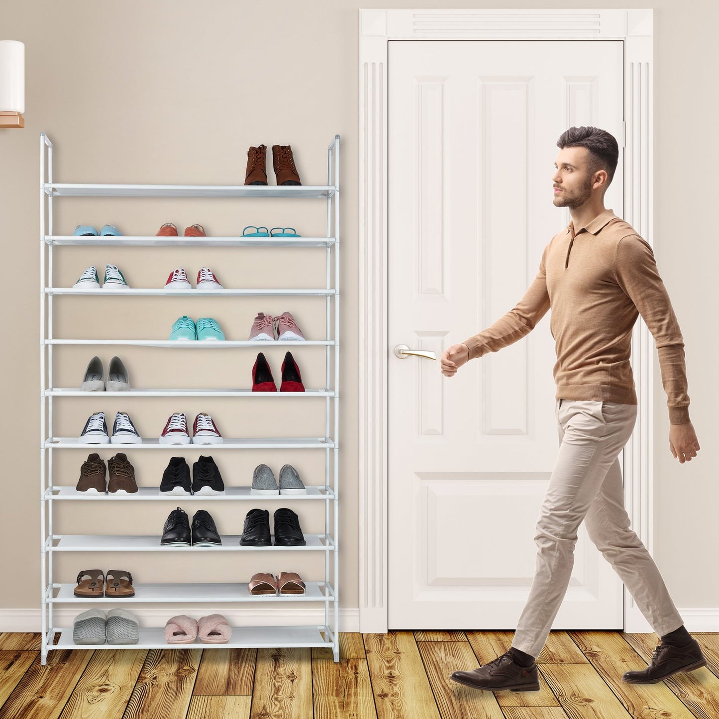 Feeding station for dogs can be raised and lowered