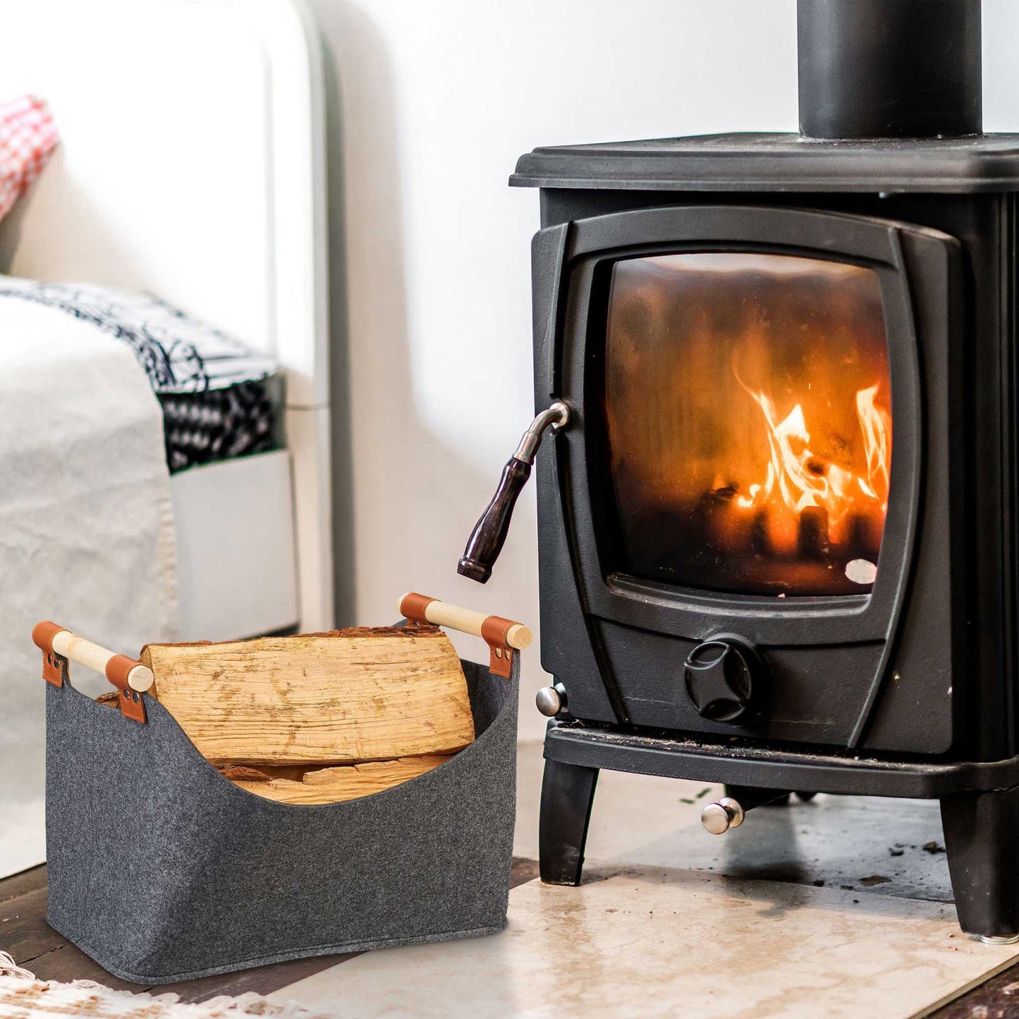 Felt bag with wooden handles