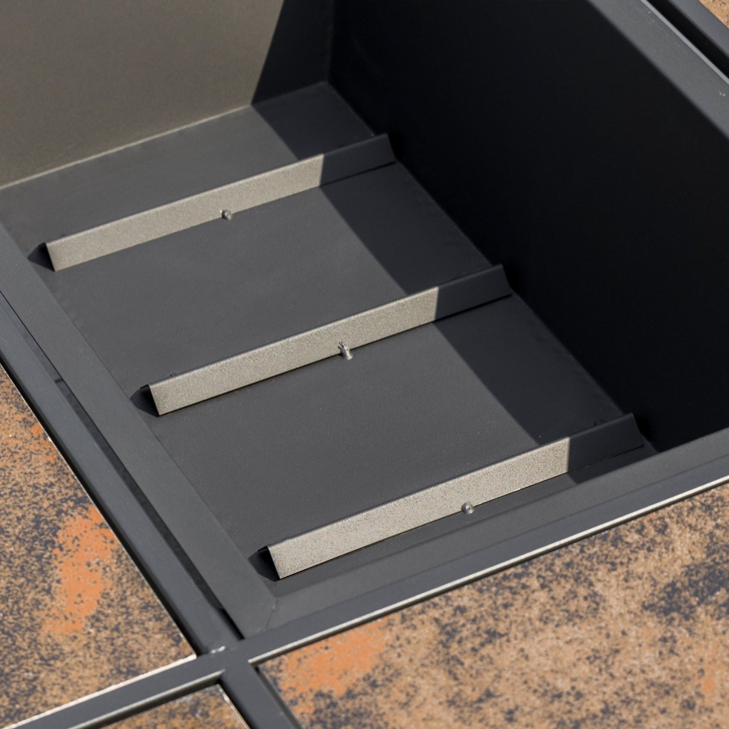 Fire pit in steel with spark protection & lid - 92x71x51 cm