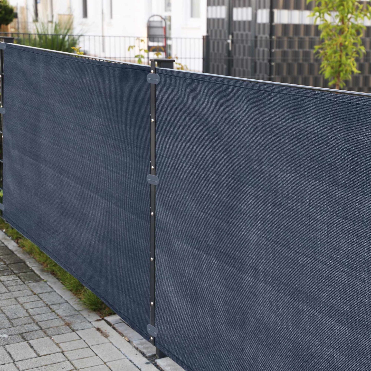 Fixing device for privacy protection in a set of 52
