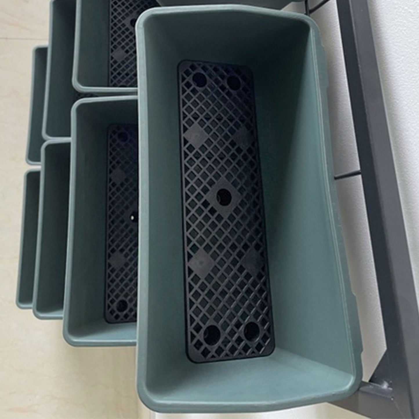 Wall-hung flower stand with 8 pots - Dark green