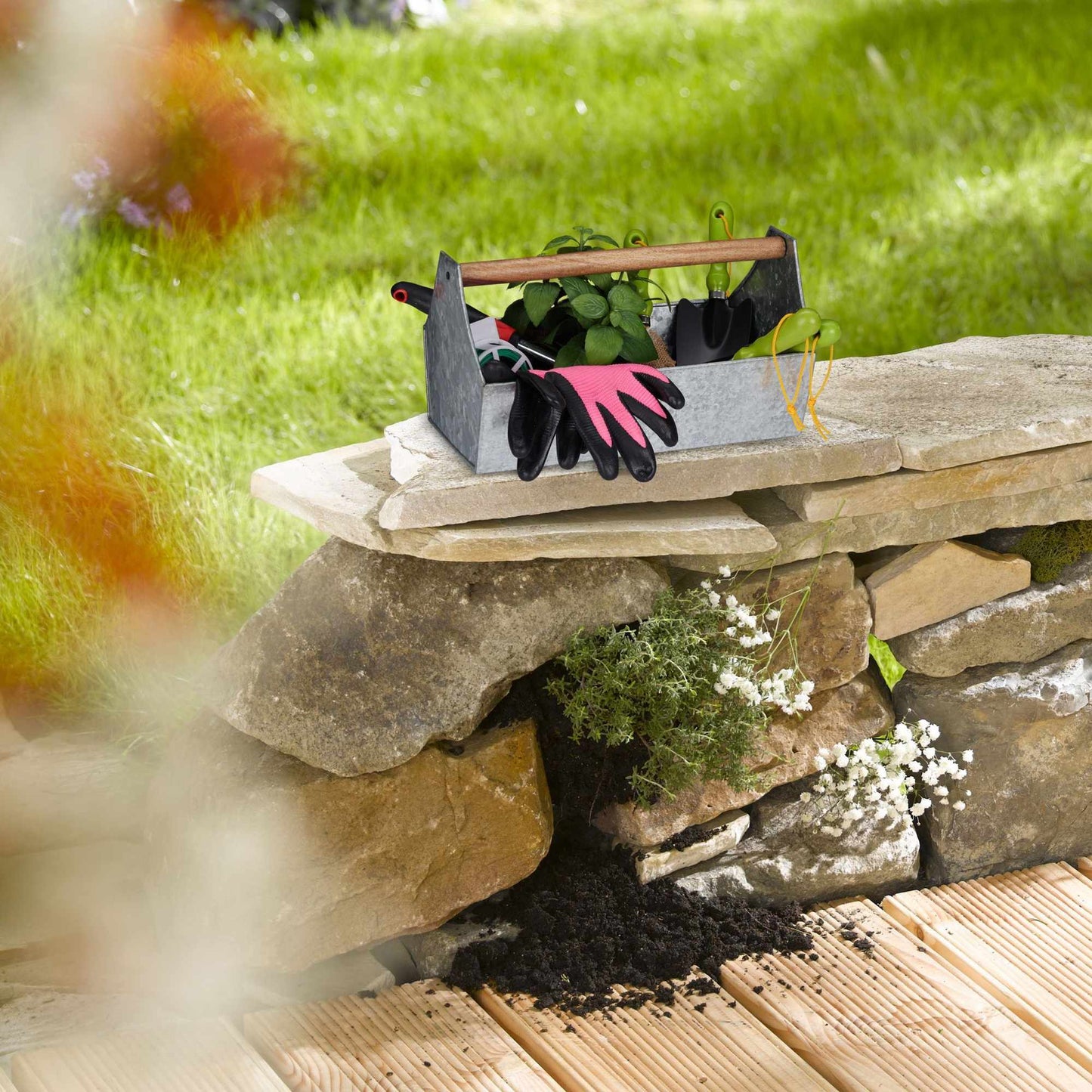 Flower box in zinc with wooden handle