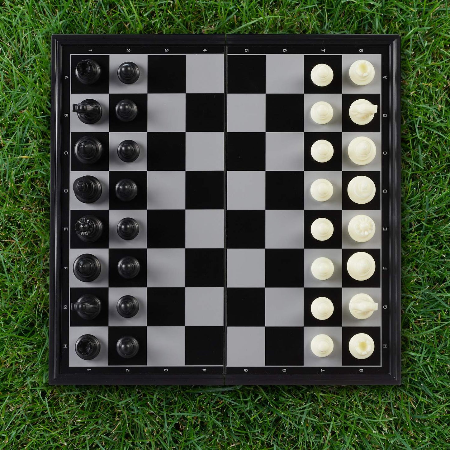 Foldable and magnetic chess set