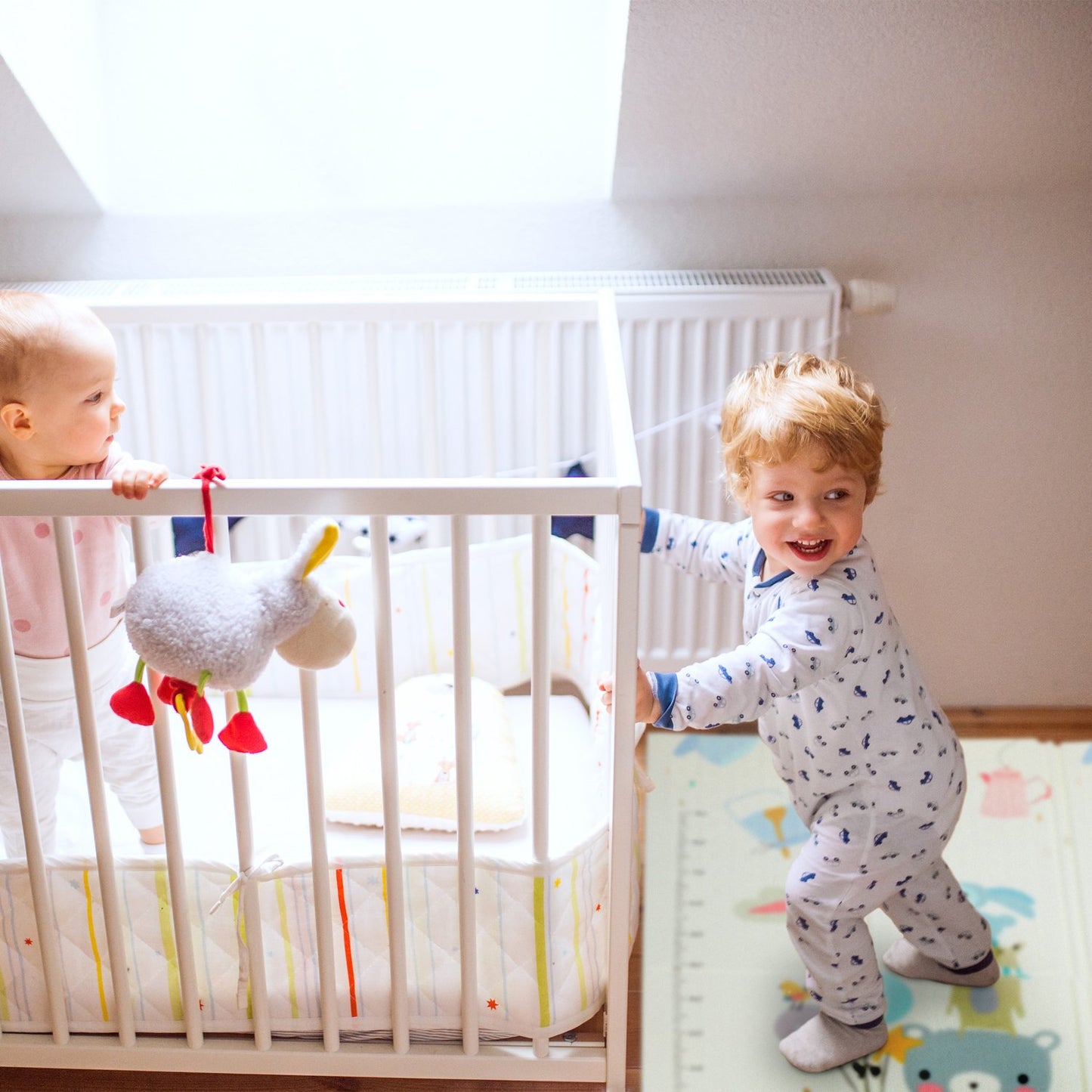 Foldable play mat with animal motifs