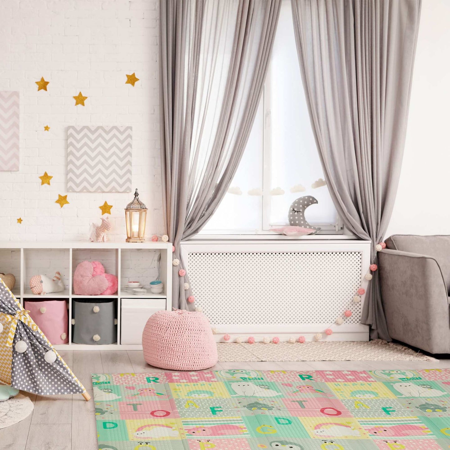 Foldable play mat with animal motifs