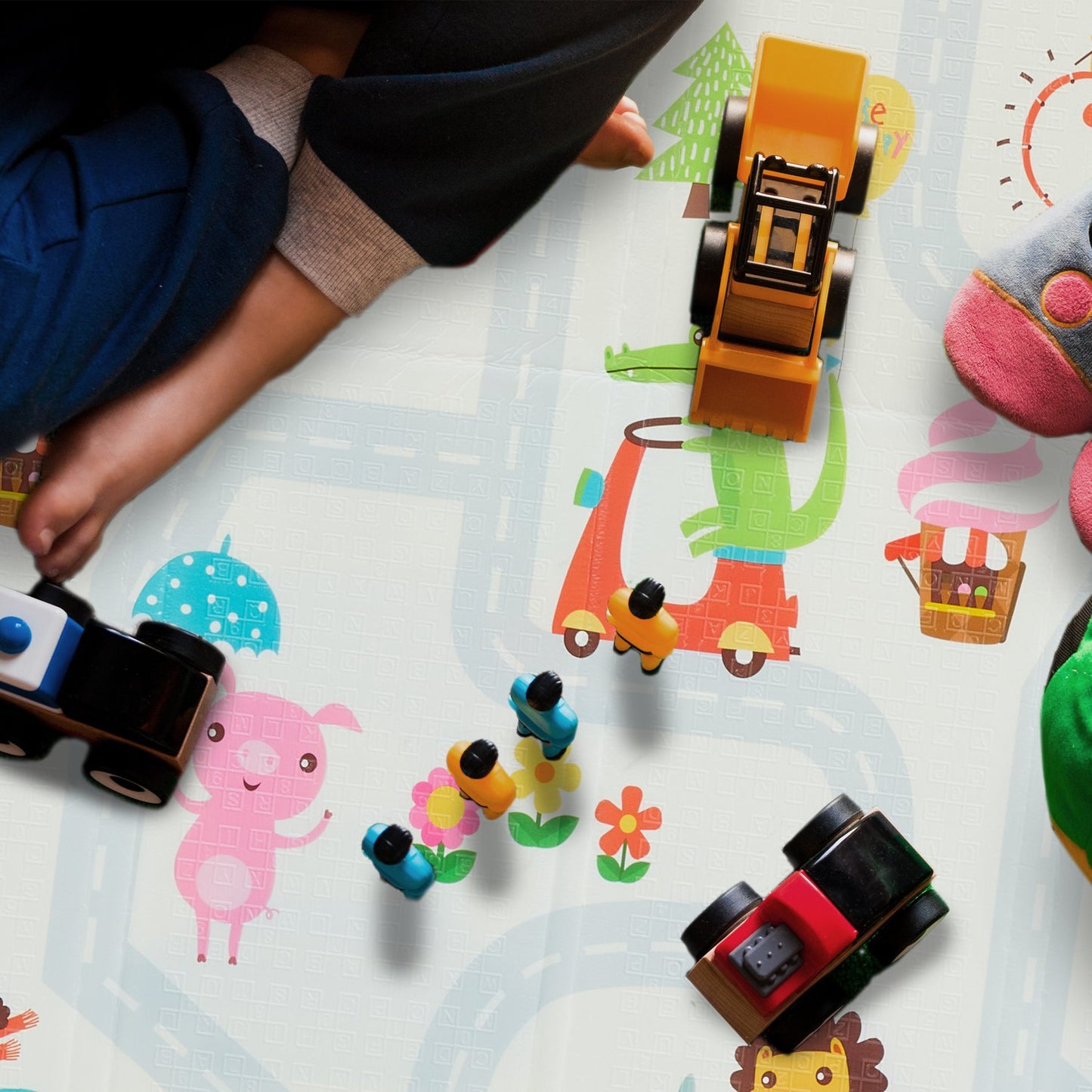 Foldable play mat with animal motifs