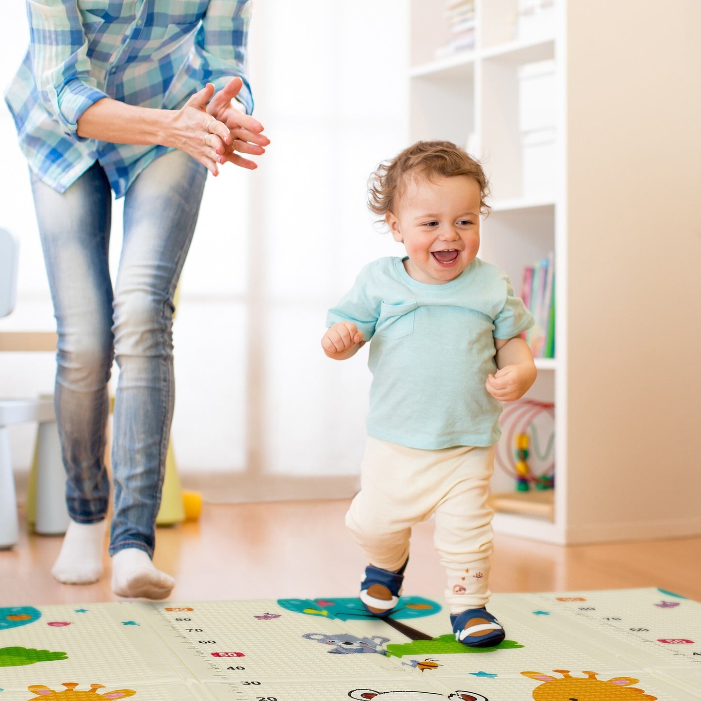 Foldable play mat with animal motifs