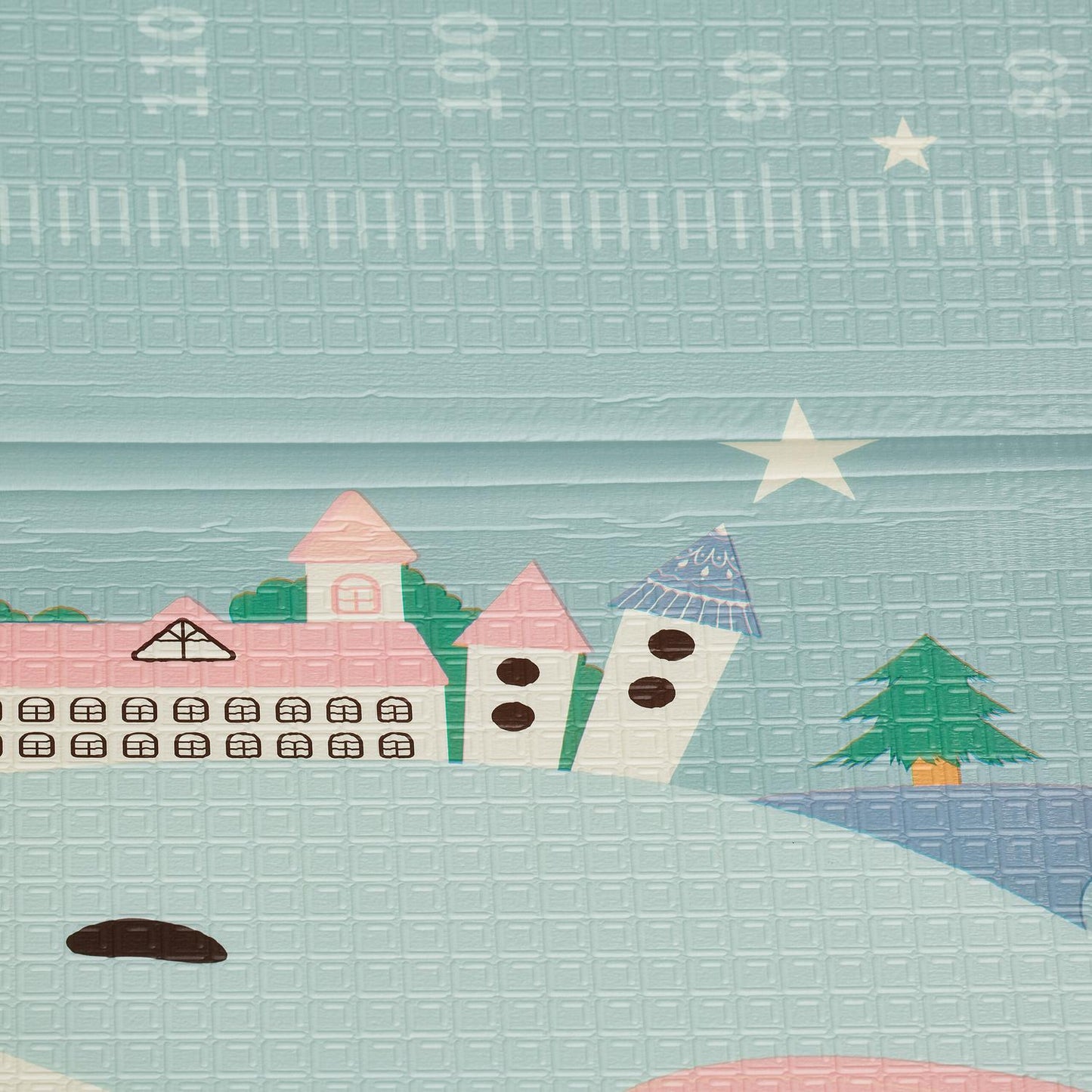 Foldable play mat with animal motifs