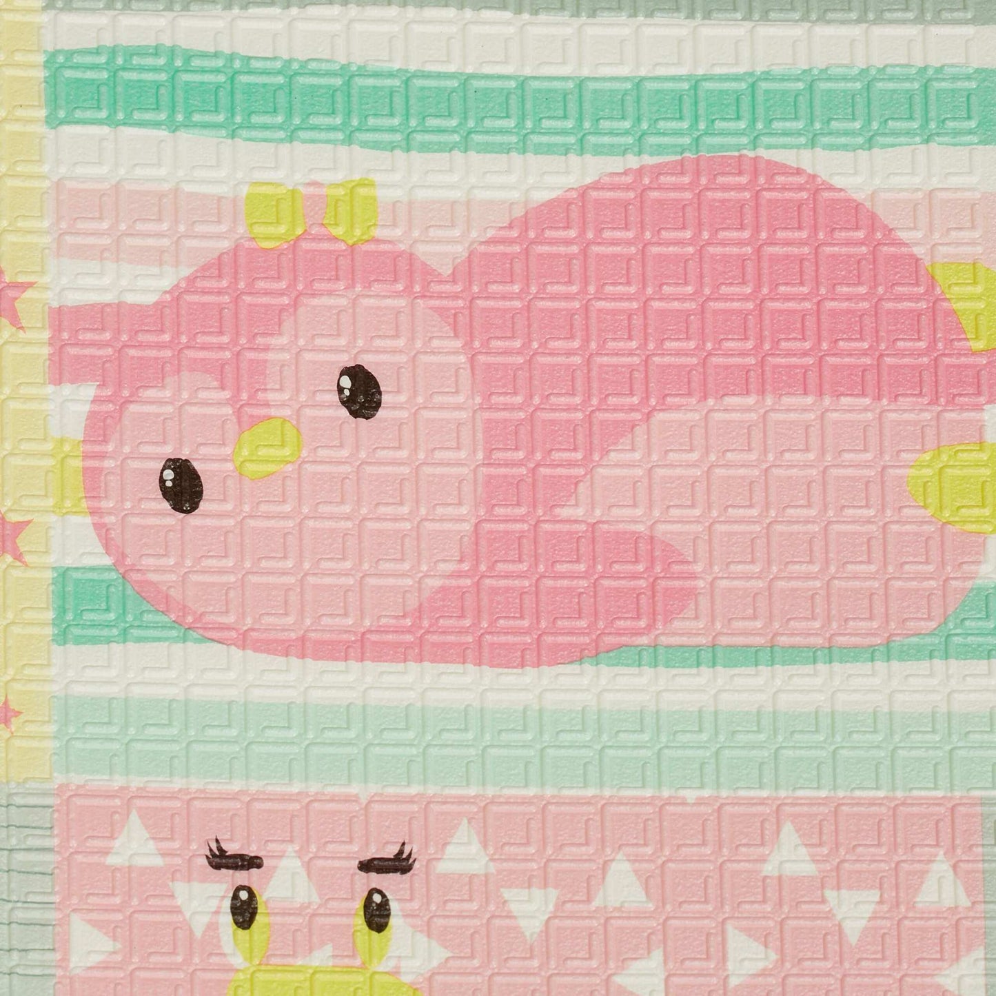 Foldable play mat with animal motifs