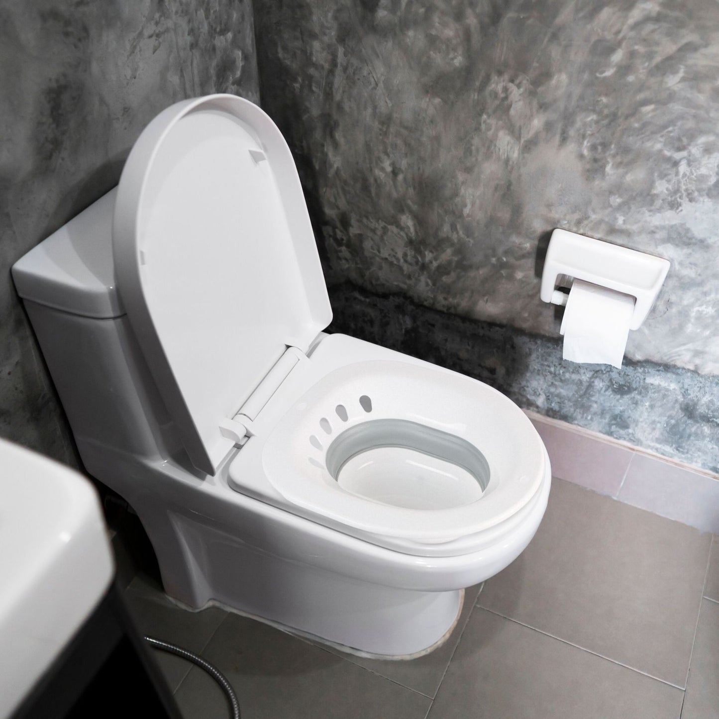 Foldable sitz bath for the toilet