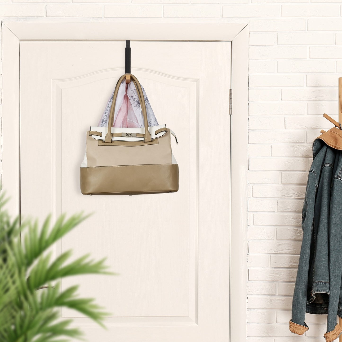 Folding Door Hook in Black/Natural