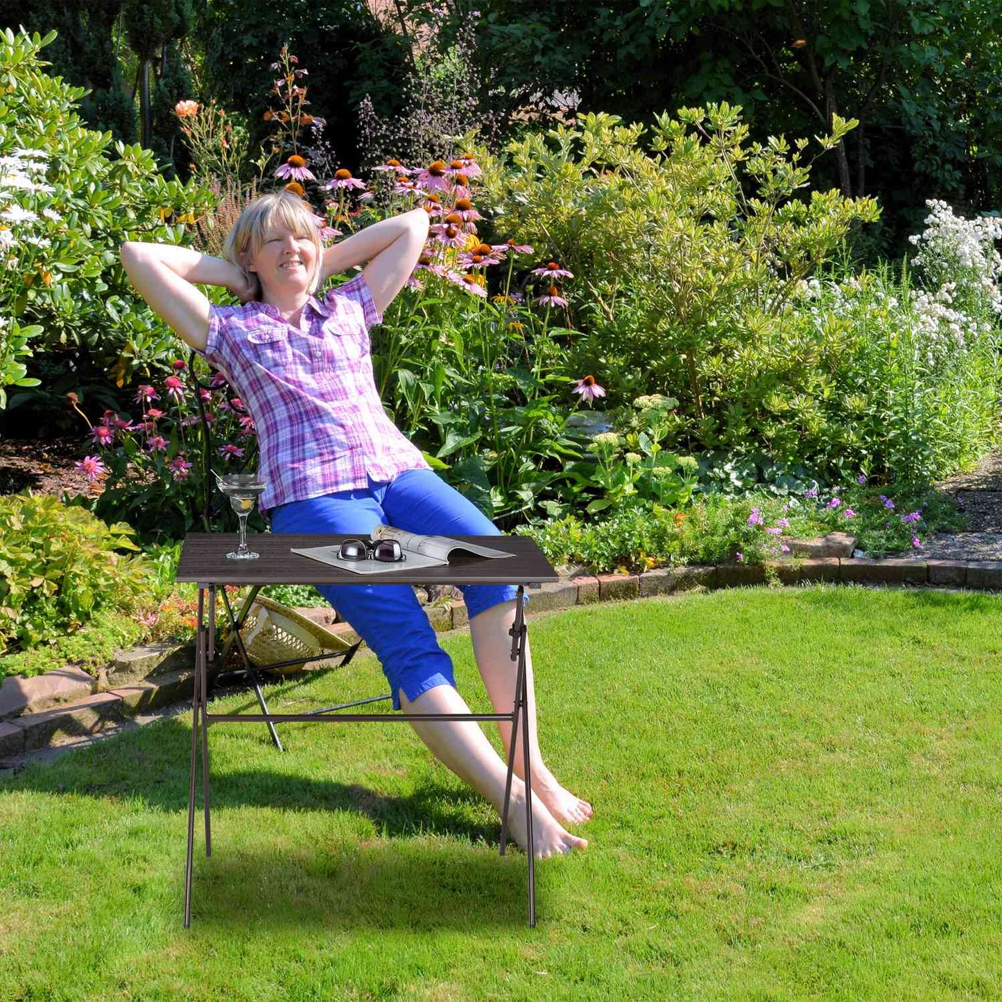 Folding garden table with wooden look