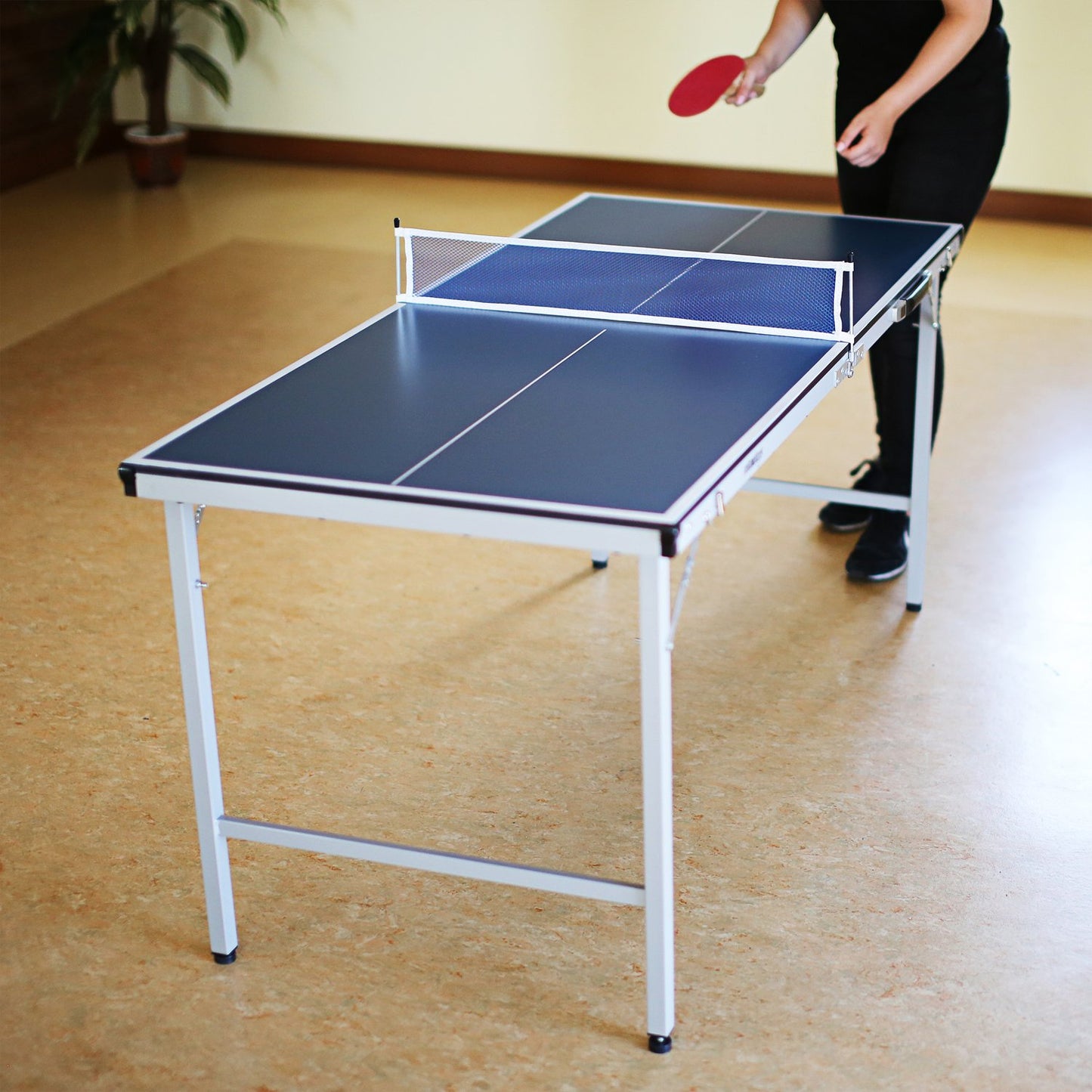 Folding table tennis table