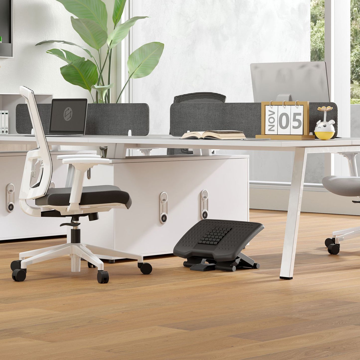 Adjustable non-slip ergonomic footrest for the home office