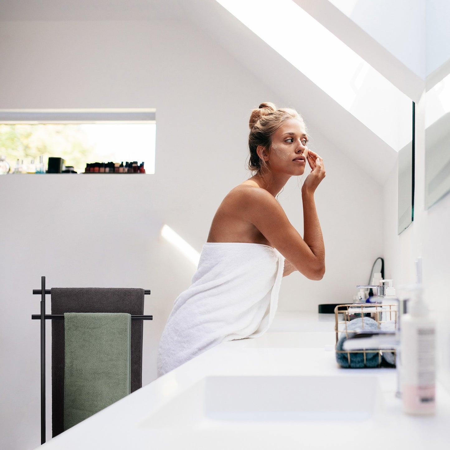 Freestanding towel rack