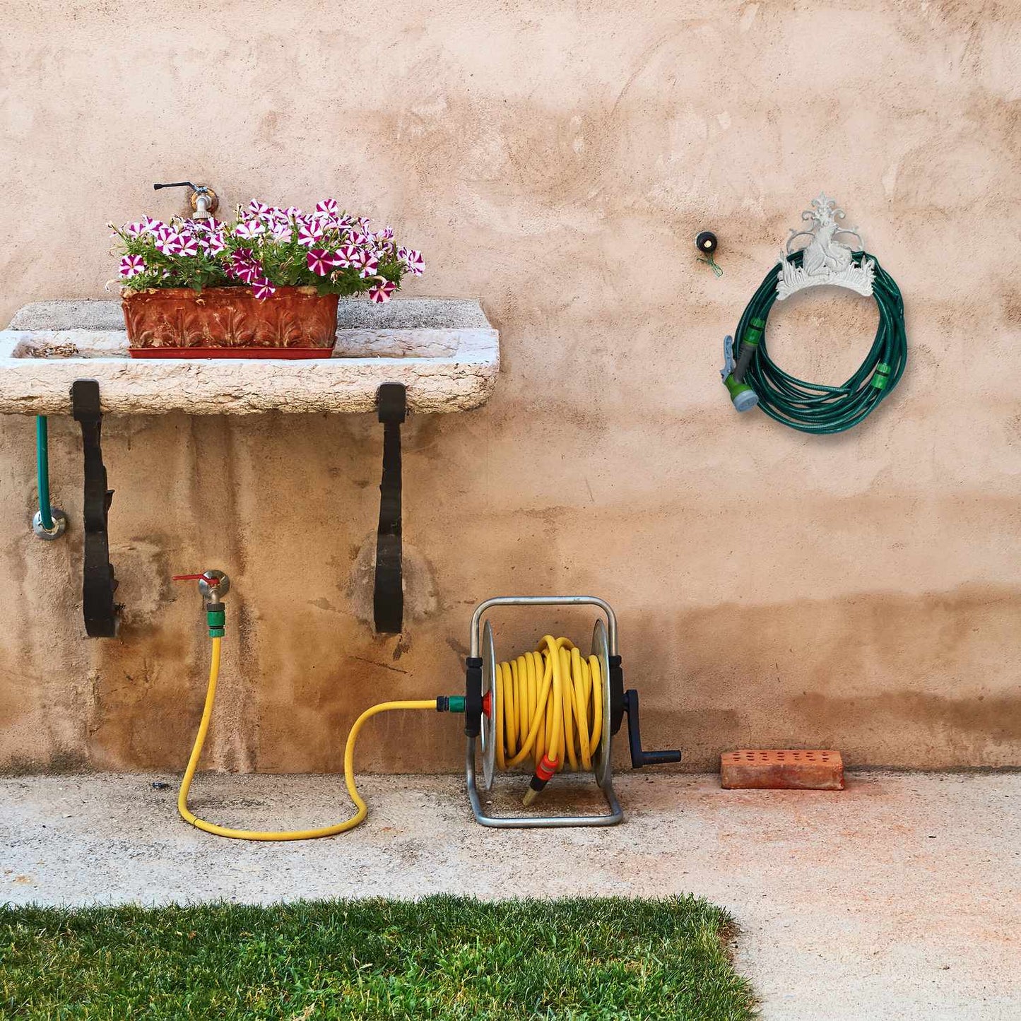 Frog King hose holder