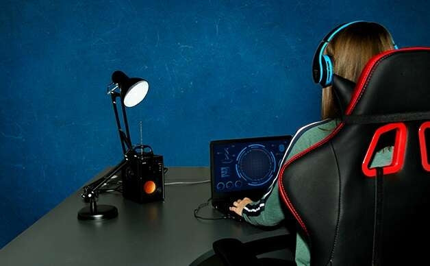 Gaming chair - black and red Dunmoon