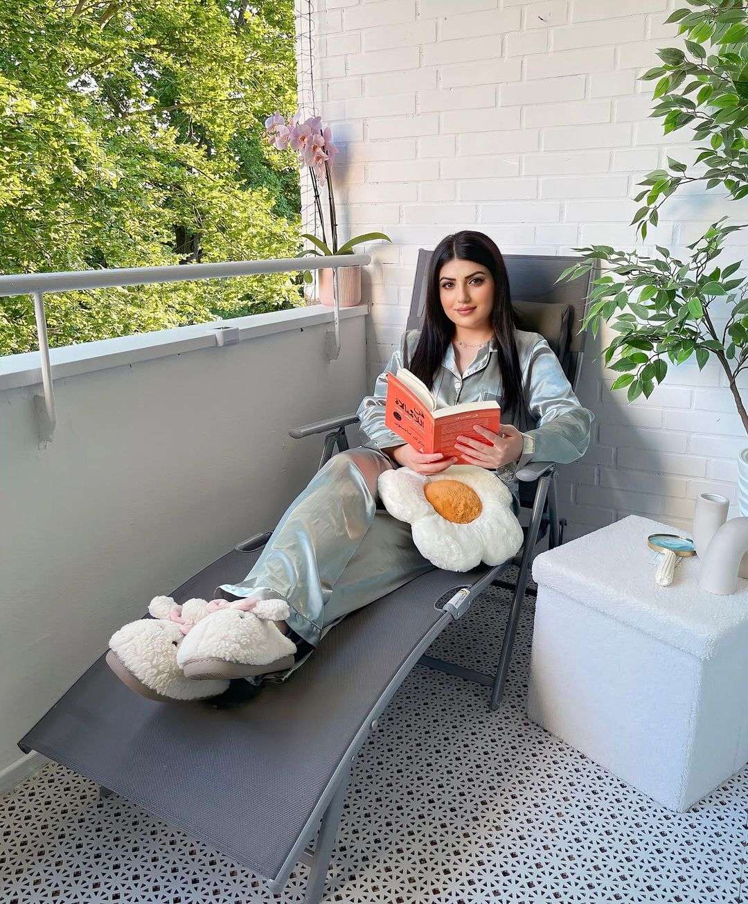 Folding adjustable gray garden chair with cushion