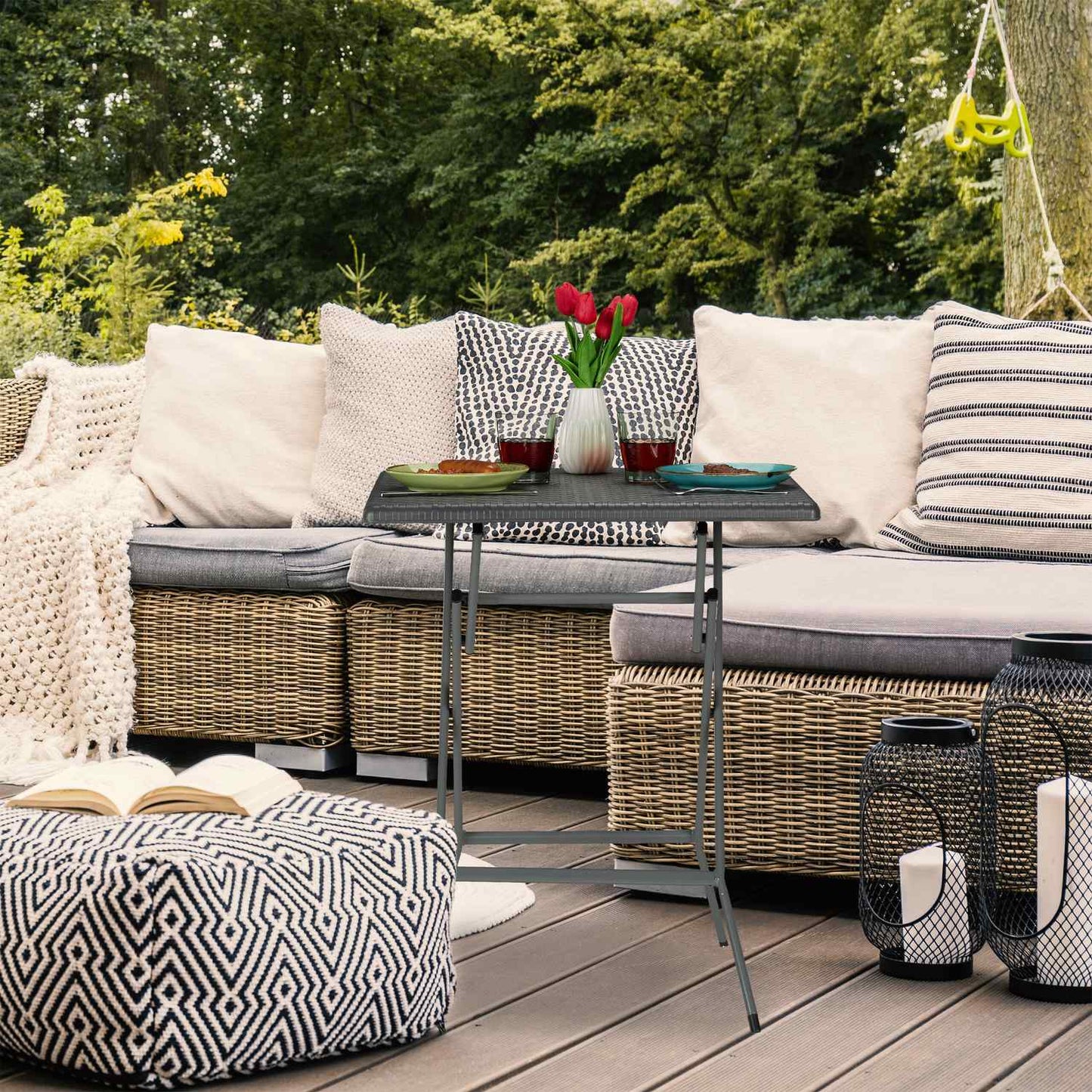 Garden table in gray rattan look