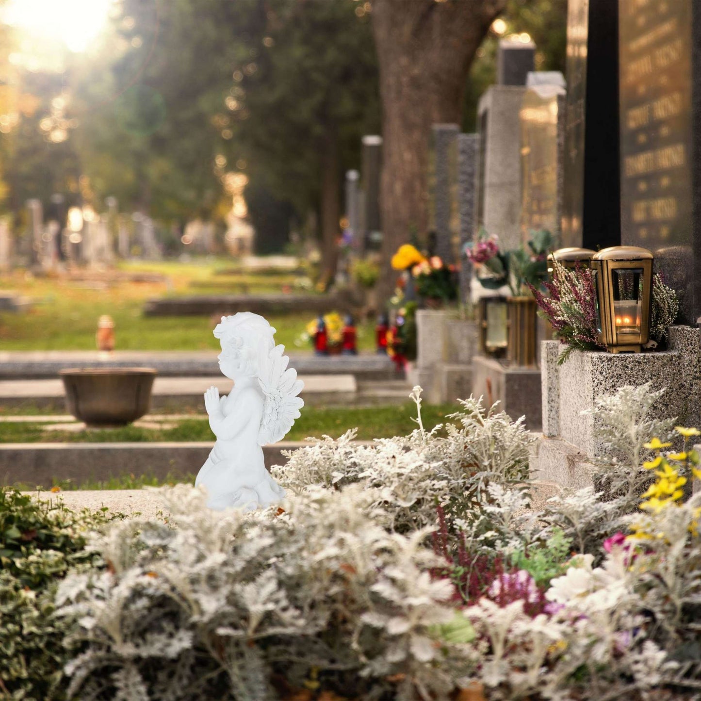 Grave angel praying