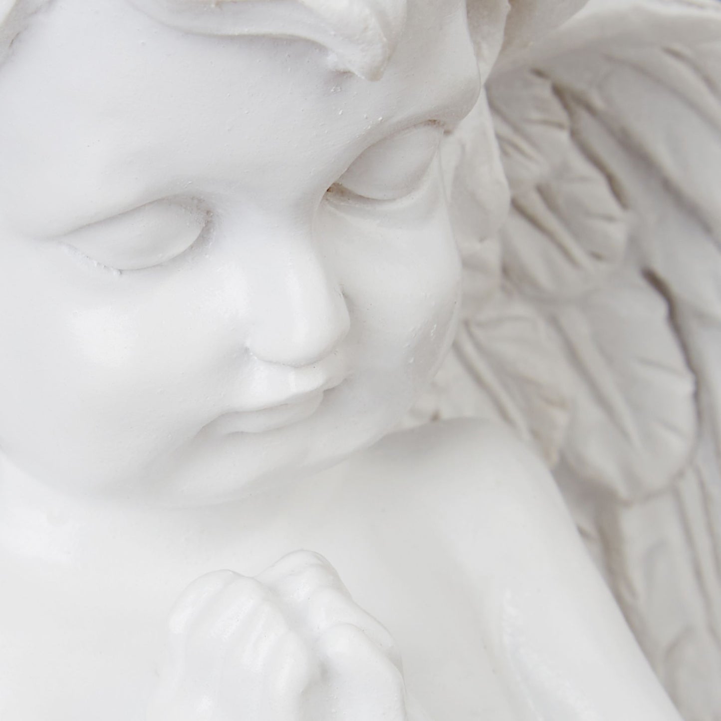 Grave angel praying