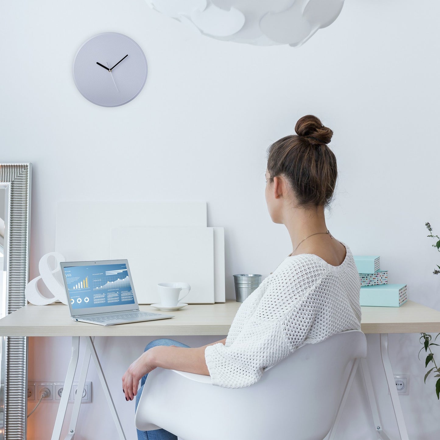 Grey Minimalist Wall Clock – No Numbers, Battery-Powered