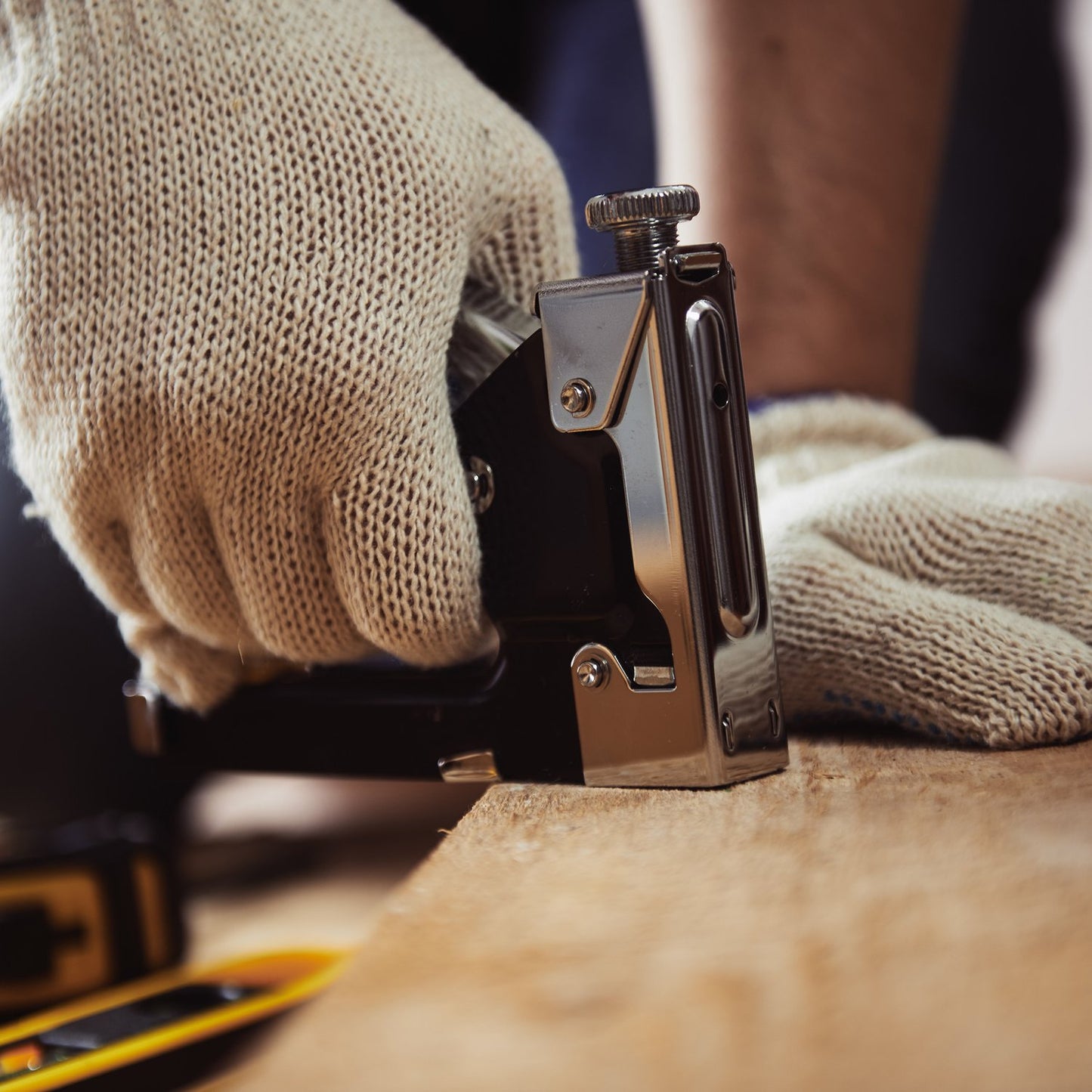 Hand packer with 500 staples
