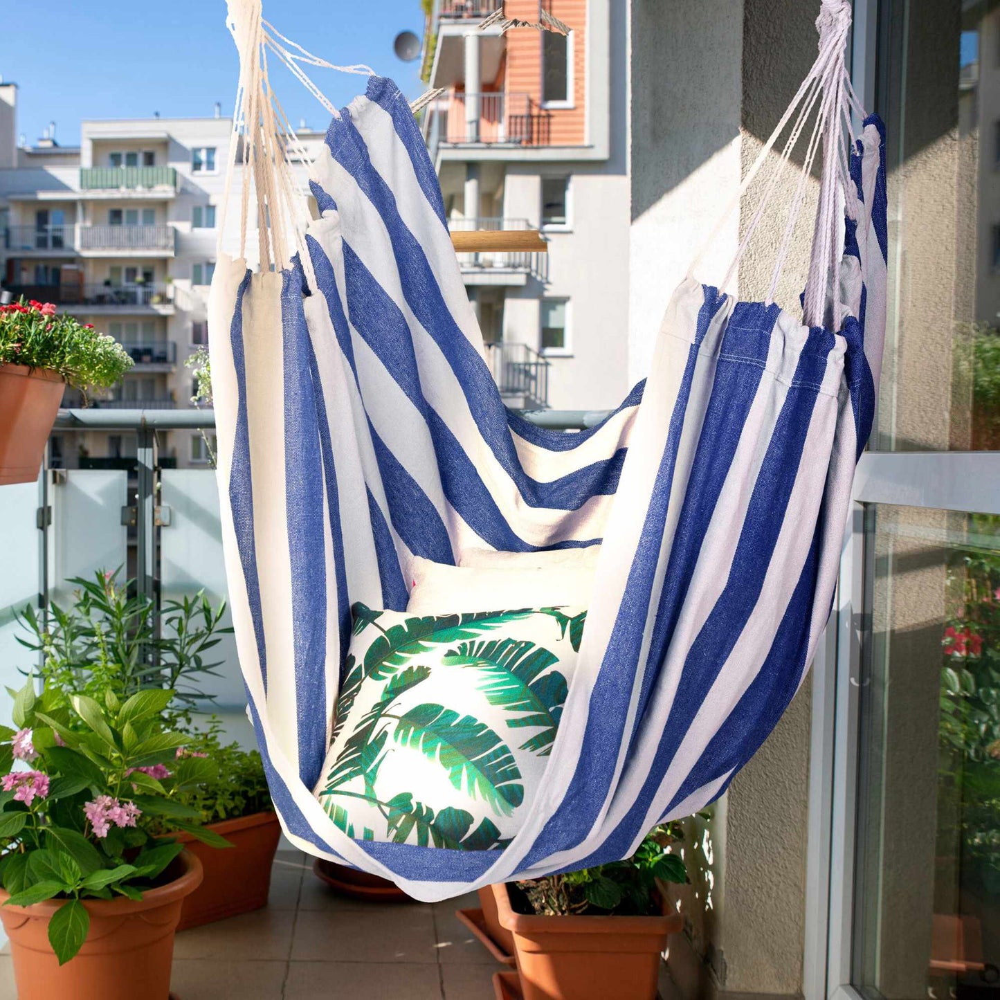 Hanging chair with stripes